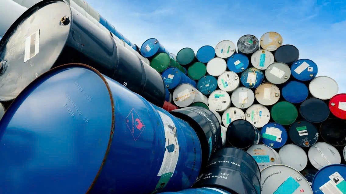 Giá xăng dầu hôm nay 23/12: Tăng mạnh hơn 2%