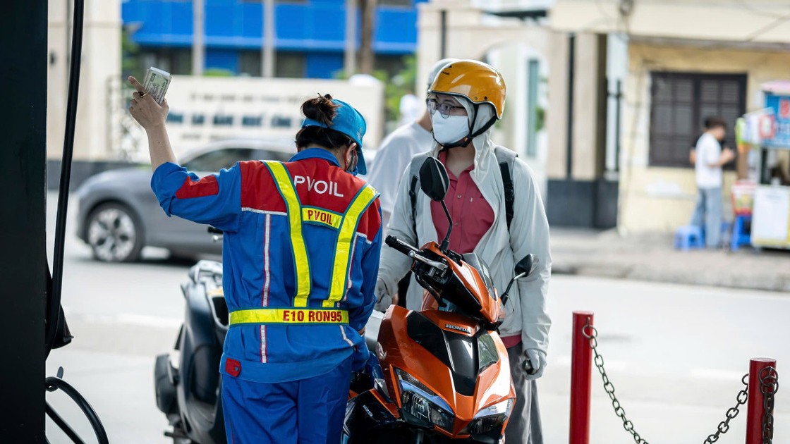 Giá xăng tiếp tục giảm mạnh, xăng RON 95 chạm mốc 19.000 đồng/lít