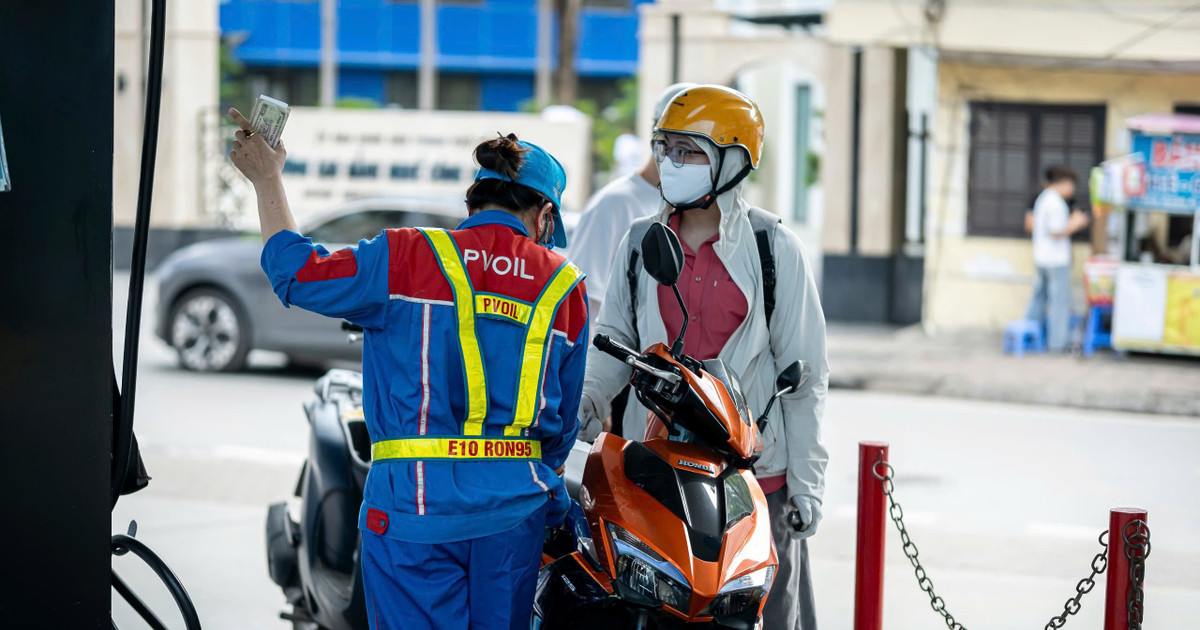 Giá xăng tiếp tục giảm mạnh, xăng RON 95 chạm mốc 19.000 đồng/lít