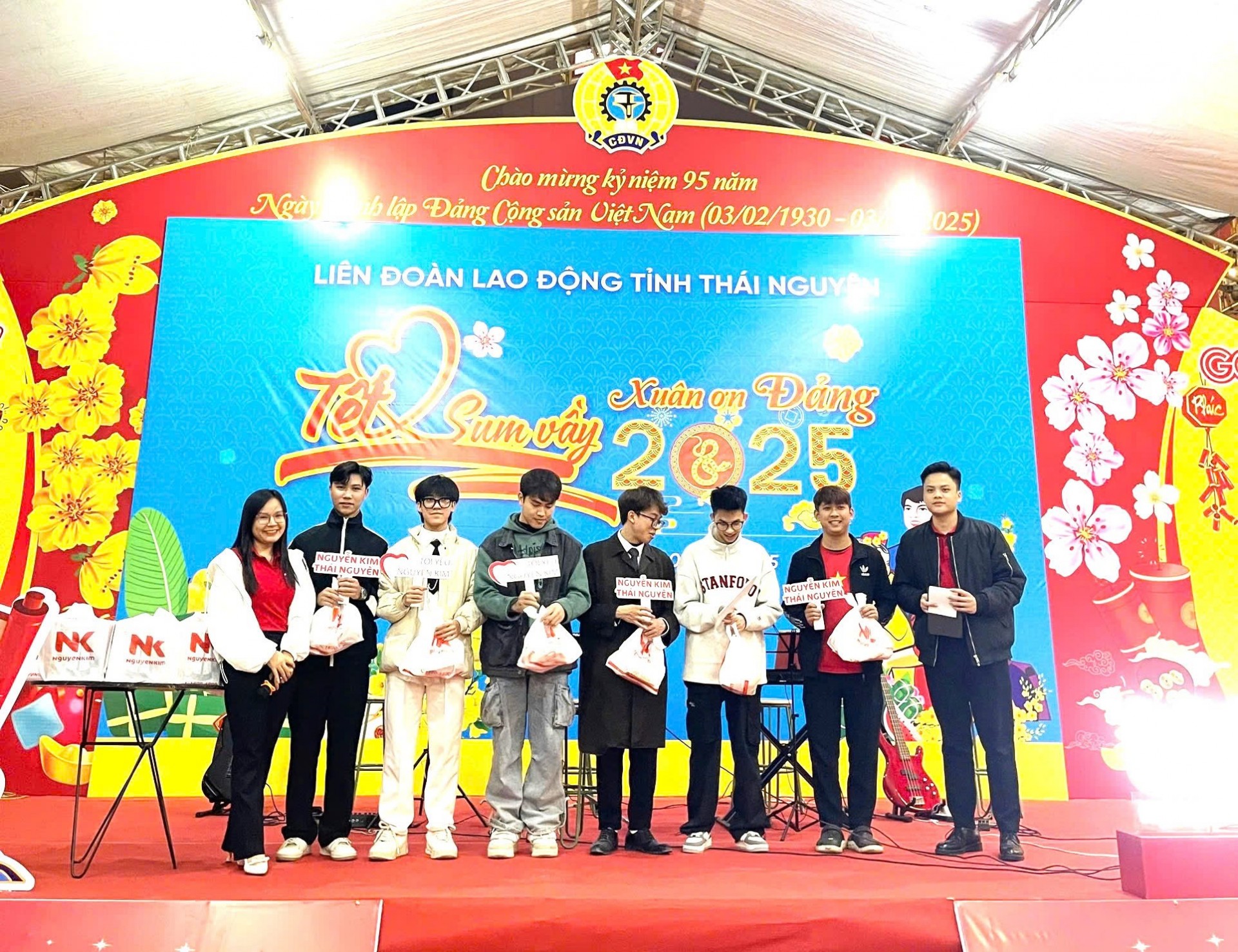 undefined Chợ Tết Công đoàn Thái Nguyên: Sự kiện mua sắm đầy ý nghĩa đón Tết Ất Tỵ 2025