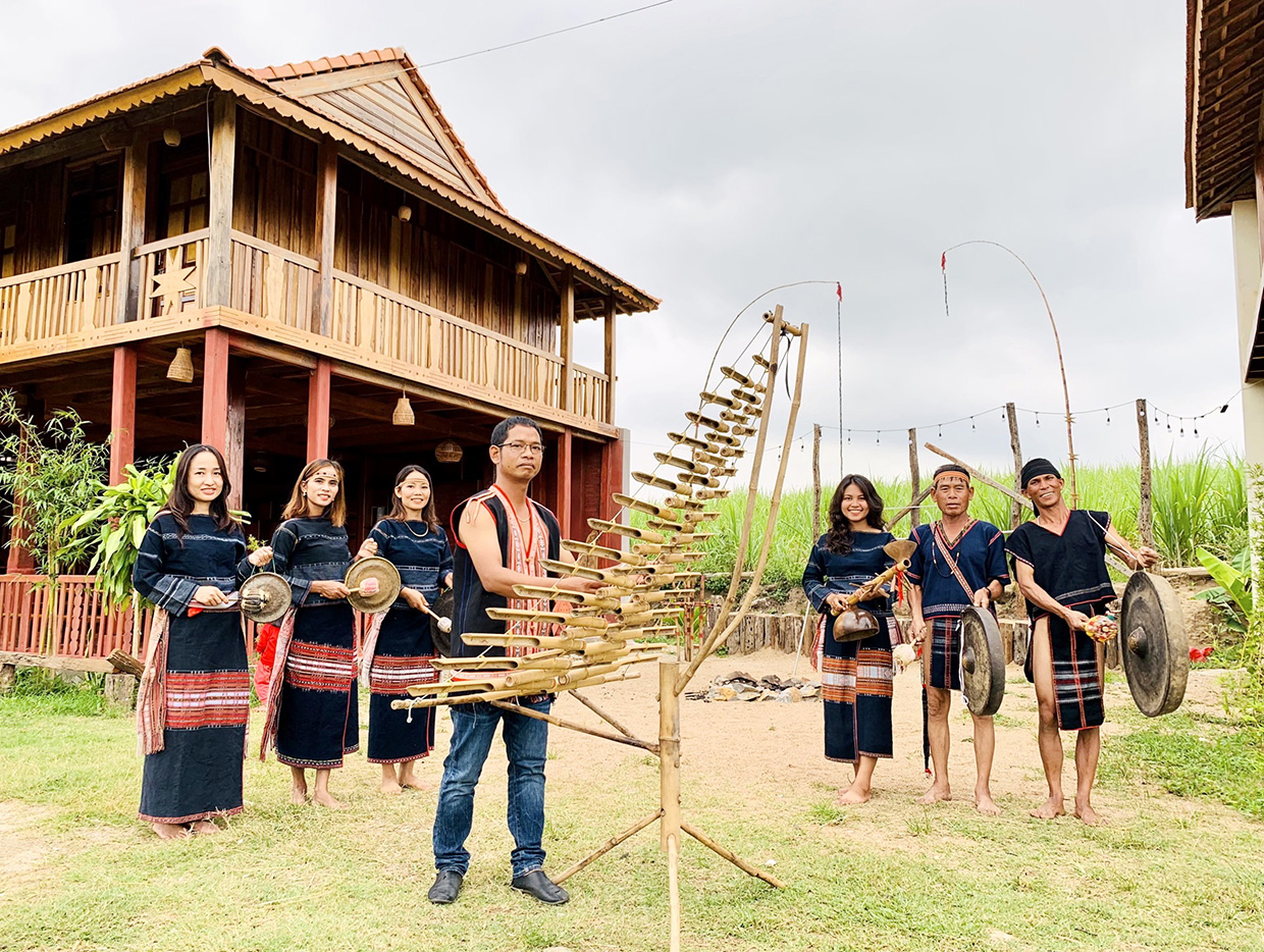 Gia Lai: “Sống khỏe“ nhờ du lịch cộng đồng Anh A Ngưi (người đánh đàn) là người kết nối với người dân trong làng Kjang, xã Kông Lơng Khơng, huyện Kbang cùng chung tay phát triển du lịch cộng đồng. Ảnh nhân vật cung cấp