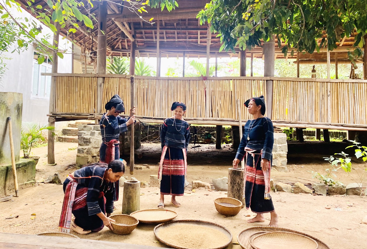 Gia Lai: “Sống khỏe“ nhờ du lịch cộng đồng Người dân làng Kjang, xã Kông Lơng Khơng, huyện Kbang chung tay làm du lịch cộng đồng. Ảnh nhân vật cung cấp