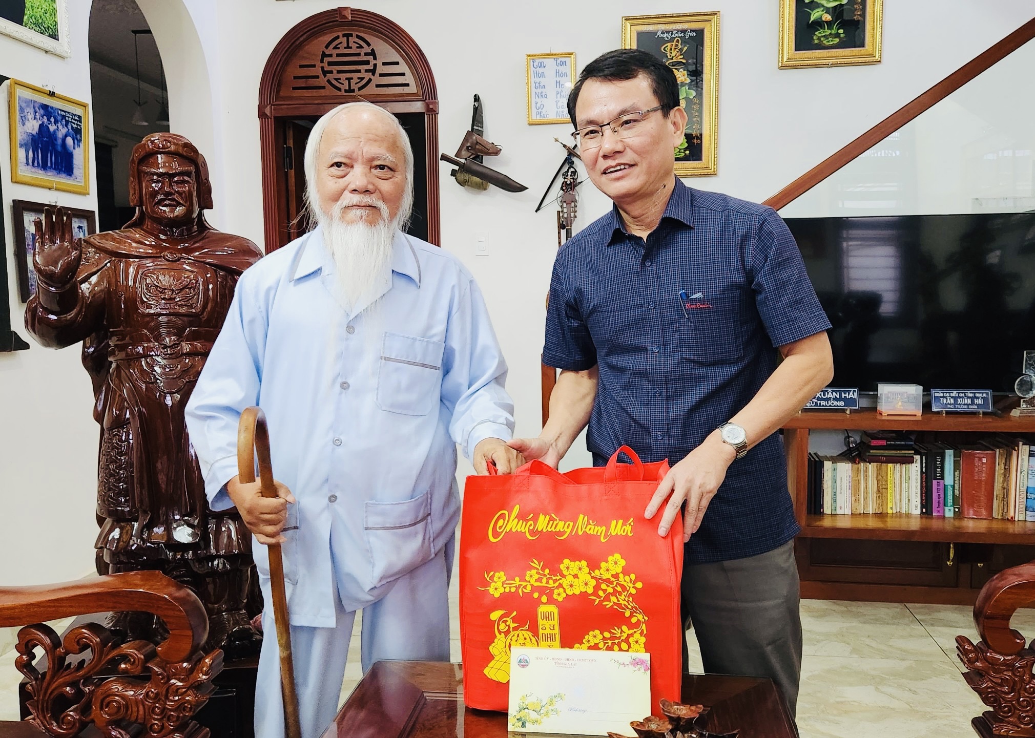 Gia Lai: Bí thư Thành ủy Pleiku thăm, chúc Tết gia đình người có công tiêu biểu và đơn vị lực lượng vũ trang Bí thư Thành ủy Pleiku Trịnh Duy Thuân (bìa phải) thăm, chúc Tết thương binh Trần Xuân Hải (tổ 6, phường Ia Kring, TP. Pleiku). Ảnh: Phan Lài