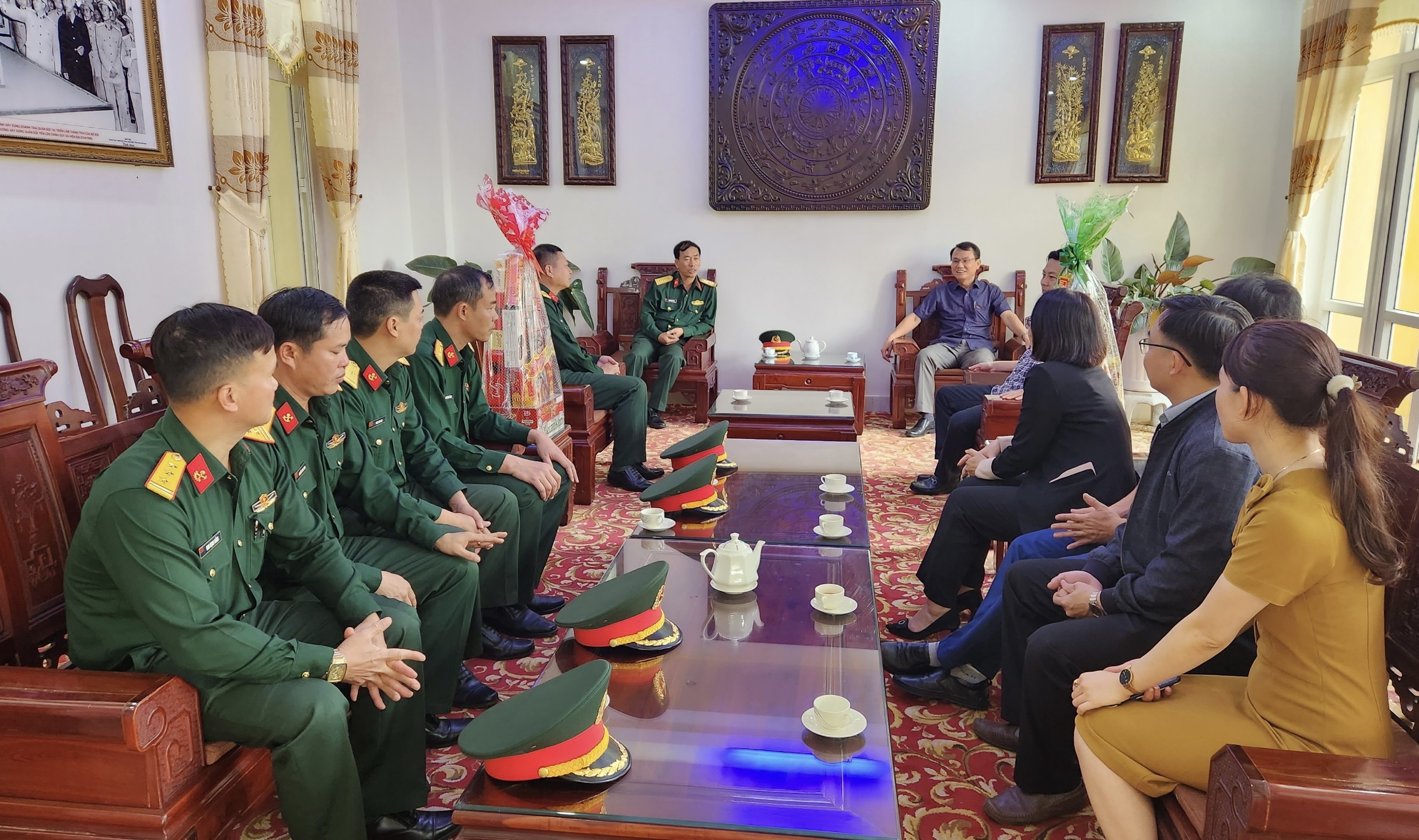 Gia Lai: Bí thư Thành ủy Pleiku thăm, chúc Tết gia đình người có công tiêu biểu và đơn vị lực lượng vũ trang Đoàn công tác do Bí thư Thành ủy Pleiku Trịnh Duy Thuân thăm, chúc Tết Lữ đoàn Công binh 280. Ảnh: Phan Lài