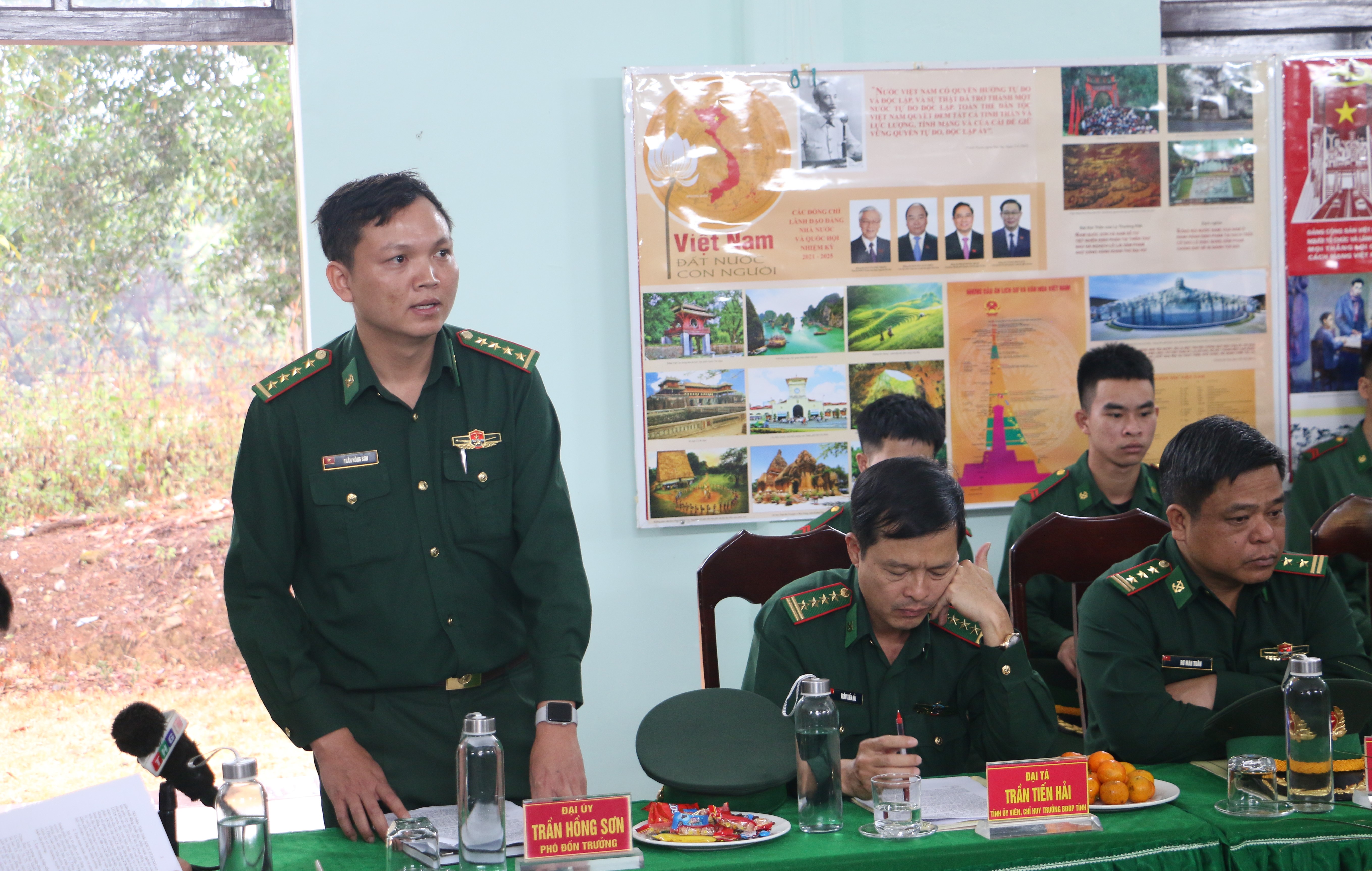 Đại úy Trần Hồng Sơn-Phó Đồn trưởng Đồn Biên phòng Ia O báo cáo với đoàn công tác của tỉnh. Quang Tấn