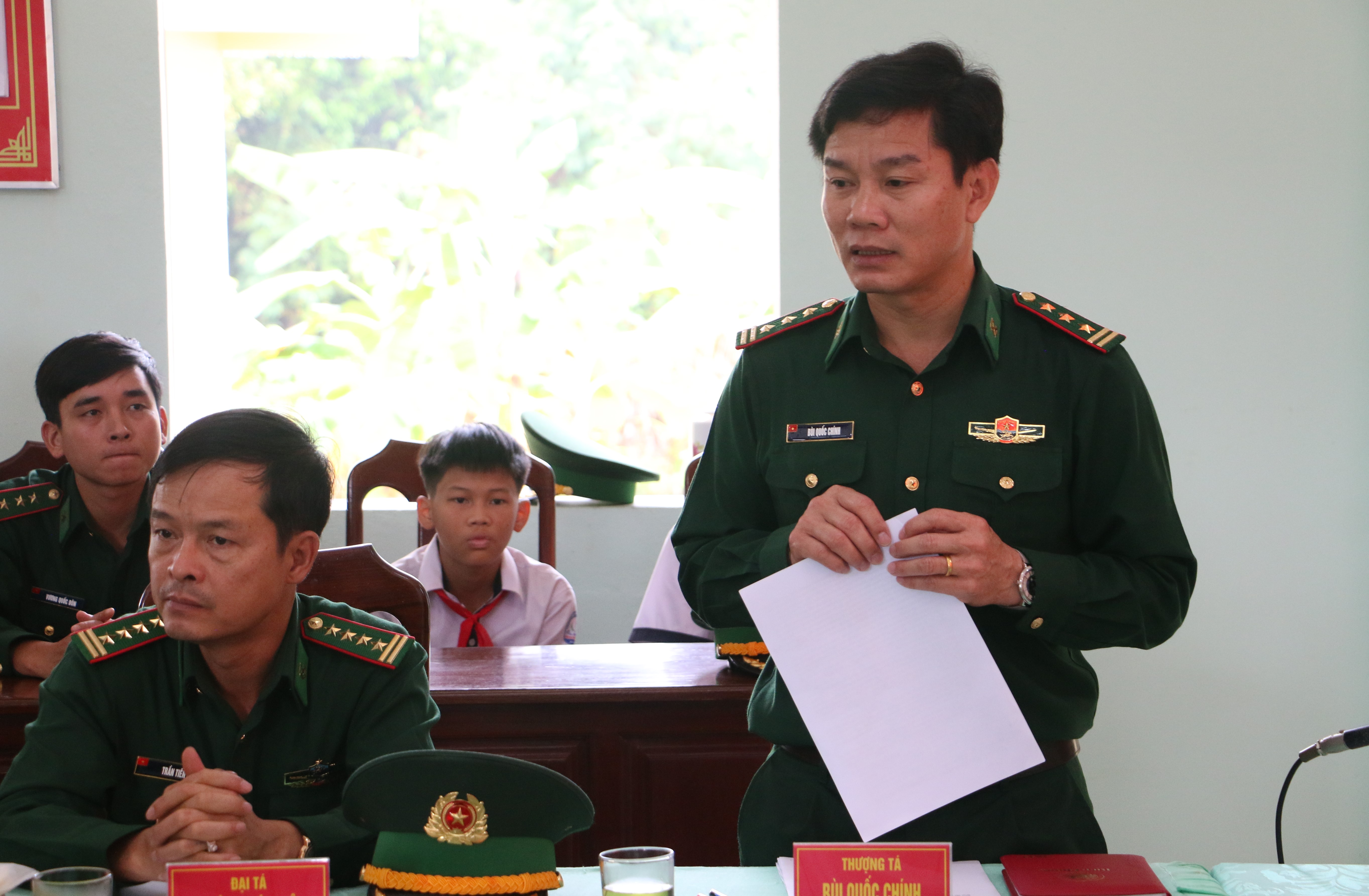 Thượng tá Bùi Quốc Chính báo cáo với đoàn công tác của Thường trực Tỉnh ủy về công tác của đơn vị. Quang Tấn