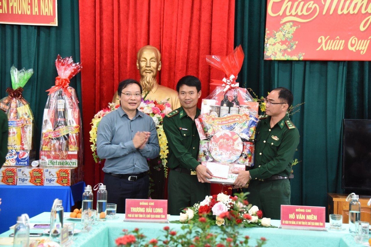 Chủ tịch UBND tỉnh Trương Hải Long tặng quà và chúc cán bộ, chiến sĩ Đồn Biên phòng Ia Nan (huyện Đức Cơ). Đức Thụy