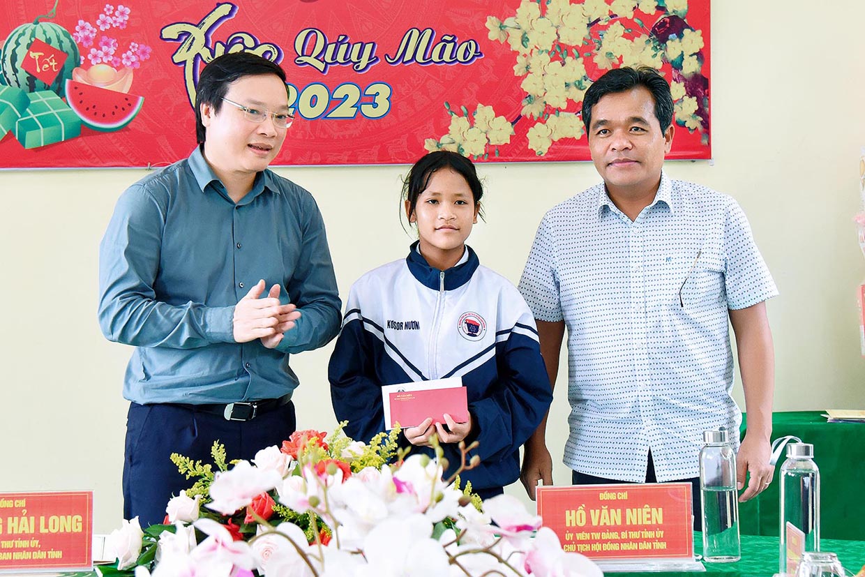Bí thư Tỉnh ủy Hồ Văn Niên và Chủ tịch UBND tỉnh Trương Hải Long tặng quà cho con nuôi Đồn Biên phòng Ia Mơr. Ảnh Đức Thụy