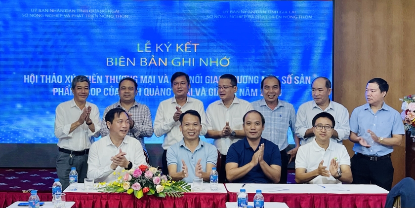 Các doanh nghiệp phân phối của Gia Lai và Quảng Ngãi ký kết biên bản ghi nhớ hợp tác. Ảnh: V.T