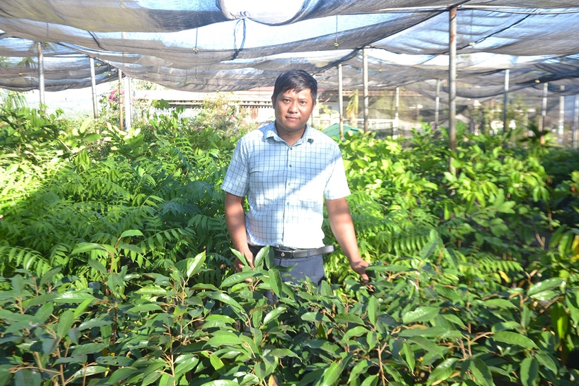 Anh Nguyễn Chí Nguyên (ở thôn 6, xã Ia Tô, huyện Ia Grai) làm giàu từ việc ươm cây giống, nhưng không quên làm từ thiện. Ảnh: Hoàng Cư