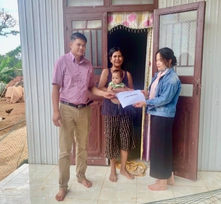 Anh Nguyễn Chí Nguyên trao 6,8 triệu đồng của nhiều người ủng hộ gia đình em Puih Hiu (ở làng De Lung 2, xã Ia Tô, huyện Ia Grai) đi khám-chữa bệnh. Ảnh: Hoàng Cư
