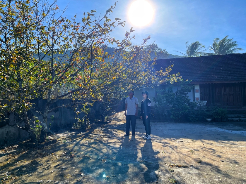 Ngôi nhà mái ngói điển hình cho nếp nhà xưa của người Việt ở miền Trung, cùng góc sân với những cội mai già chính là hình bóng quê nhà trong hành trình ly hương của nhiều gia đình như gia đình ông Đường. Ảnh: Hoàng Ngọc