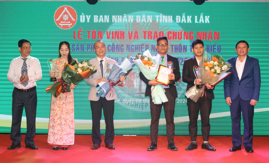 Phó Chủ tịch Thường trực UBND tỉnh Nguyễn Tuấn Hà và Giám đốc Sở Công Thương Lưu Văn Khôi chúc mừng đại diện các doanh nghiệp có Sản phẩm công nghiệp nông thôn tiêu biểu quốc gia năm 2023