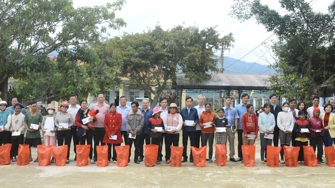 Gia Lai: Tặng quà Tết cho hộ nghèo, cận nghèo xã Đak Pling, huyện Kông Chro