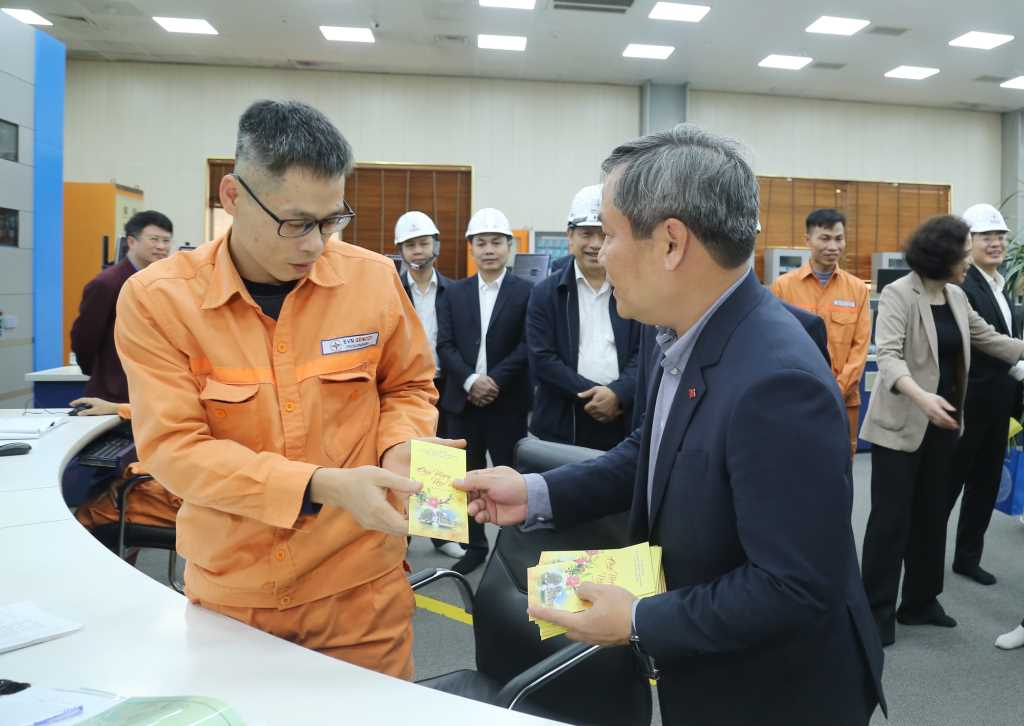 Đồng chí Bí thư Tỉnh ủy thăm, chúc Tết Công ty Cổ phần Nhiệt điện Quảng Ninh