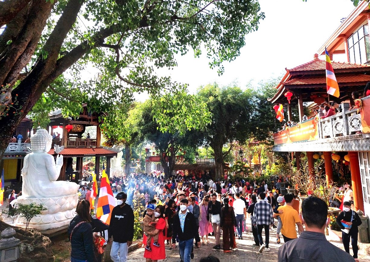 Đắk Lắk: Nét đẹp đi lễ chùa đầu năm