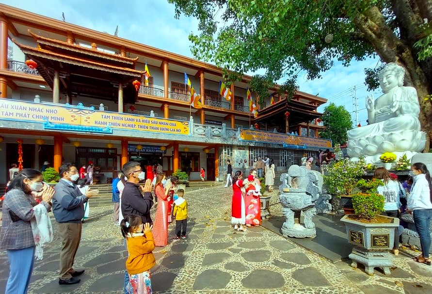 Đắk Lắk: Nét đẹp đi lễ chùa đầu năm