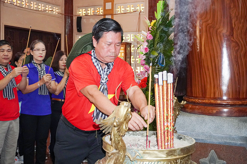 Về nguồn đỉnh Chóp Mao, núi Minh Đạm Về nguồn đỉnh Chóp Mao, núi Minh Đạm