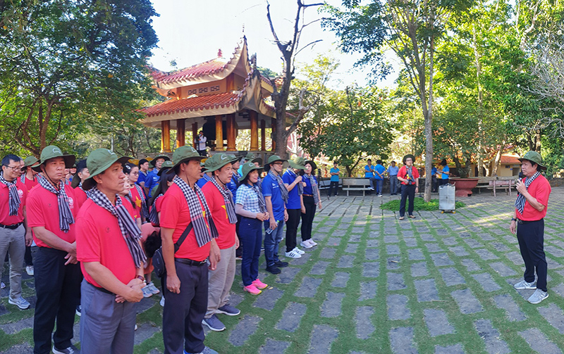 Về nguồn đỉnh Chóp Mao, núi Minh Đạm Về nguồn đỉnh Chóp Mao, núi Minh Đạm
