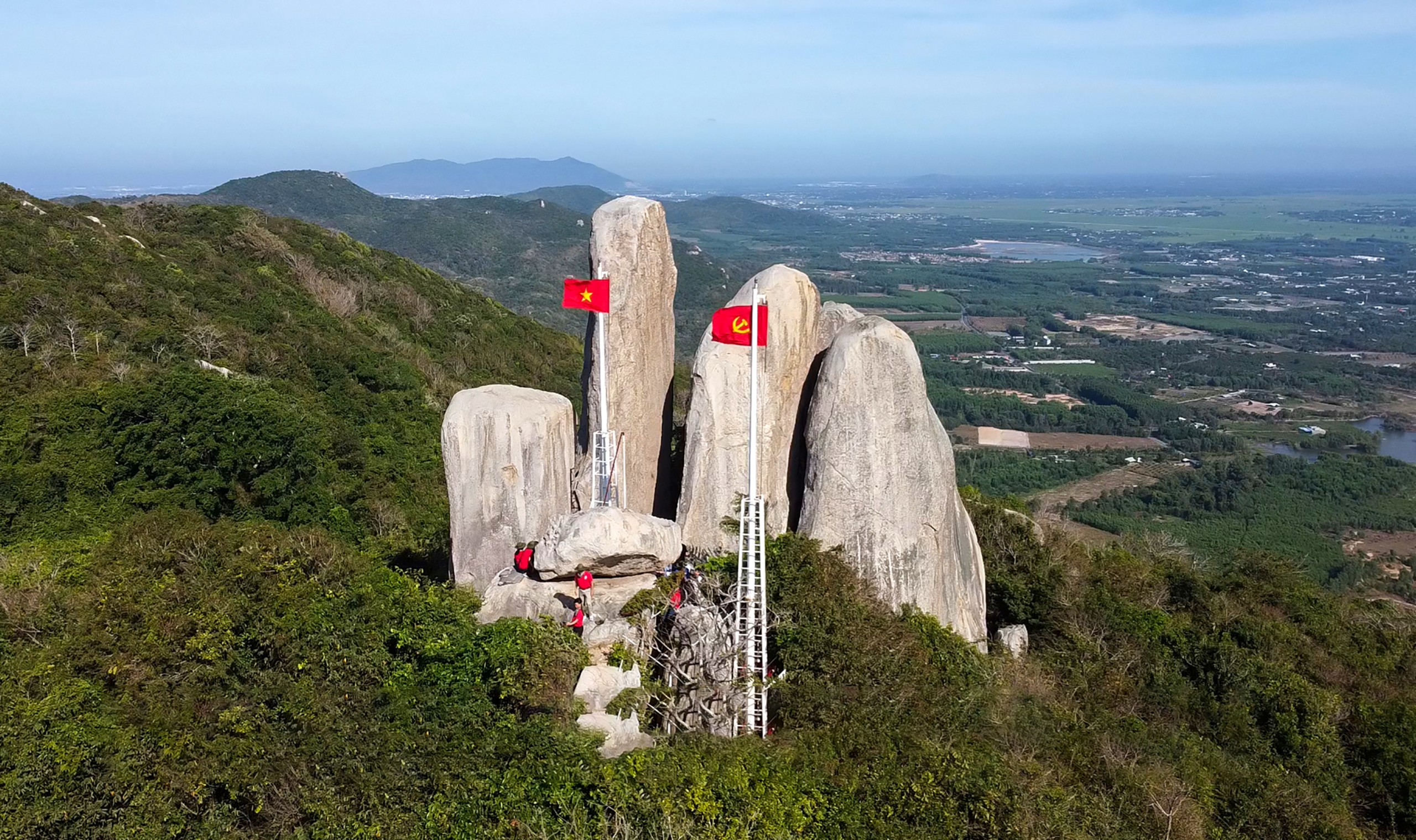Về nguồn đỉnh Chóp Mao, núi Minh Đạm Về nguồn đỉnh Chóp Mao, núi Minh Đạm