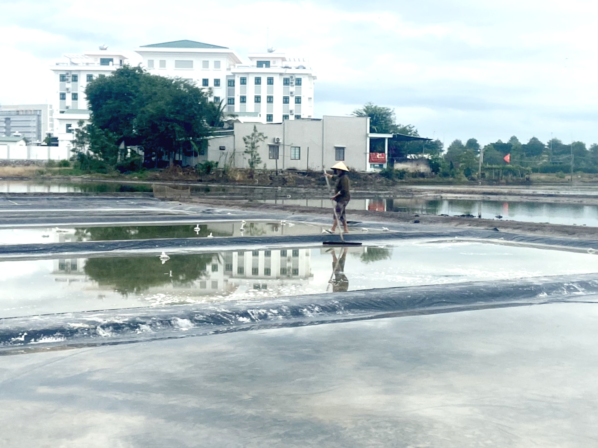 Bà Rịa-Vũng Tàu: Thấp thỏm vụ muối mới Diêm dân phường Long Toàn (TP. Bà Rịa) bước vào sản xuất niên vụ muối 2022-2023.