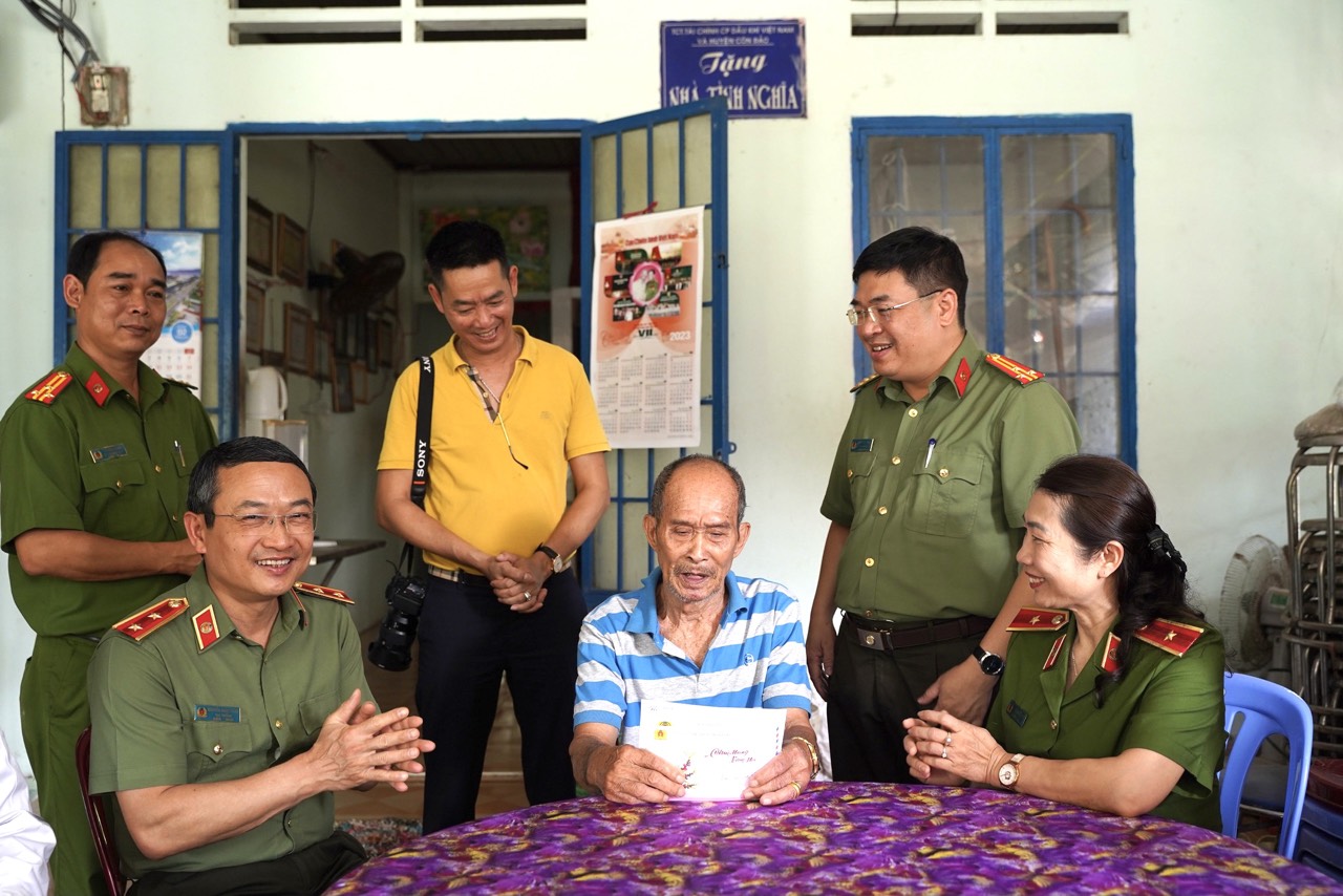 Tổ chức nhiều hoạt động an sinh xã hội, đền ơn đáp nghĩa tại huyện Côn Đảo Tổ chức nhiều hoạt động an sinh xã hội, đền ơn đáp nghĩa tại huyện Côn Đảo