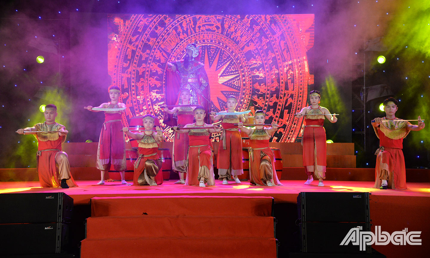 Tiền Giang: Xây dựng và phát triển văn hóa, con người Hội thi Hát sử ca tỉnh Tiền Giang đã tuyên truyền đậm nét về lịch sử hào hùng trong quá trình dựng nước và giữ nước của dân tộc Việt Nam.