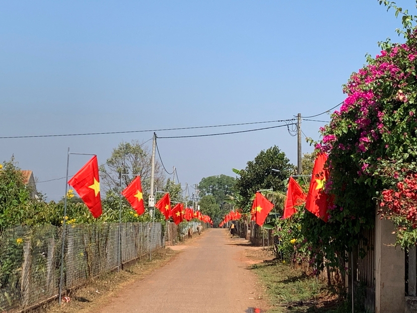Công trình &amp;quot;Đường cờ Tổ quốc&amp;quot; tạo diện mạo mới cho làng Phung (xã Ia Mơ Nông, huyện Chư Păh). Ảnh: M.N