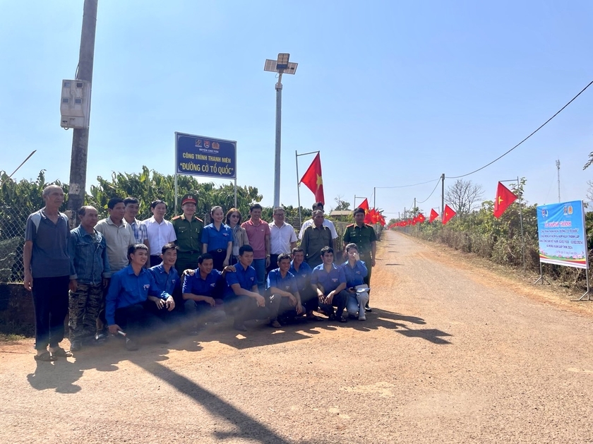 Công trình thanh niên Đường cờ Tổ quốc được Huyện Đoàn Chư Păh thực hiện tại làng Phung (xã Ia Mơ Nông, huyện Chư Păh). Ảnh: M.N