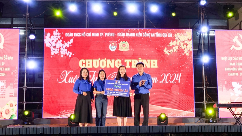 Thành Đoàn Pleiku trao bảng tượng trưng công trình nhà nhân ái cho học sinh THPT có hoàn cảnh khó khăn. Ảnh: M.N