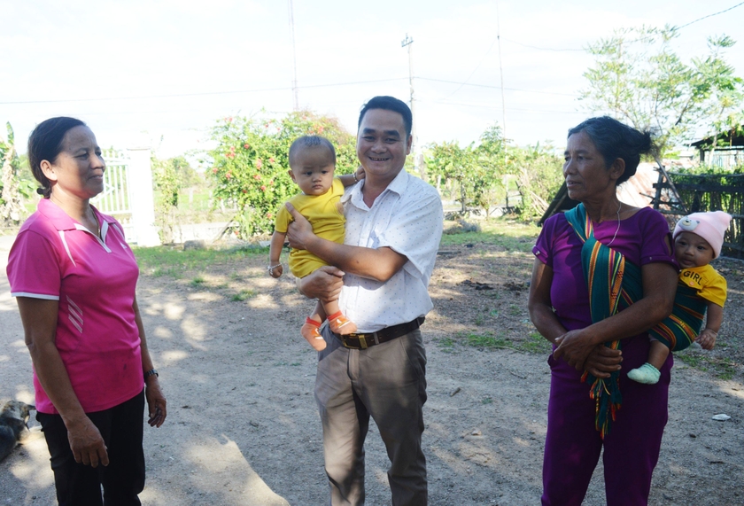 Phó Chủ tịch UBND xã Nguyễn Tuấn Anh (giữa) luôn gần gũi cơ sở và được người dân tin quý. Ảnh: A.H