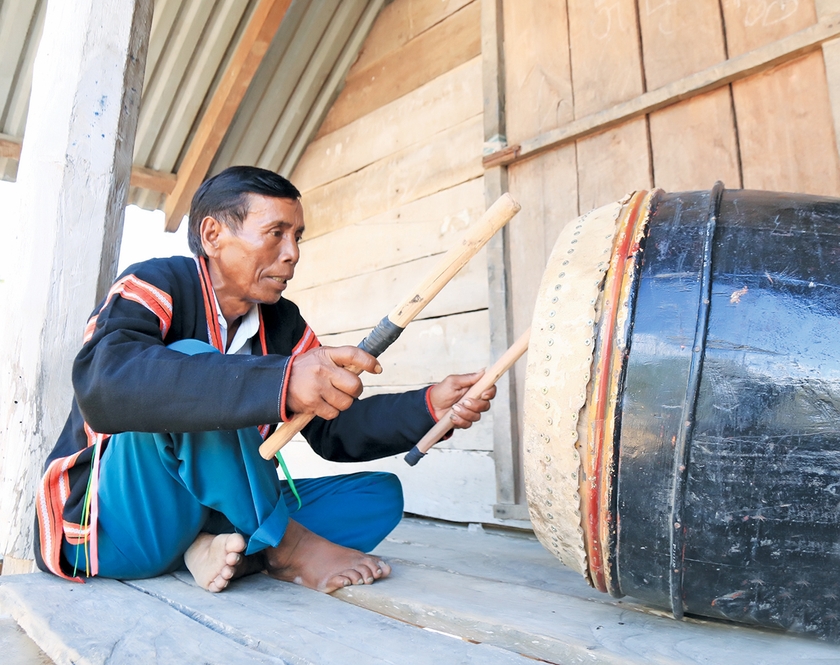 Nghệ nhân Kpă Bưn thể hiện một điệu trống vui tươi. Ảnh: P.L