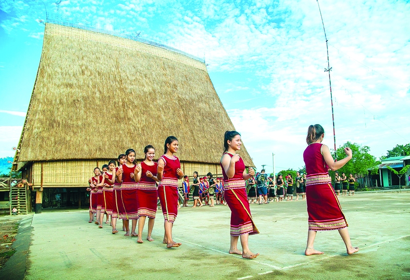 Những pho sử thi thường được các nghệ nhân kể dưới ảnh lửa lập lòe dưới mái nhà rông lừng lững. Ảnh: Quốc Nguyễn