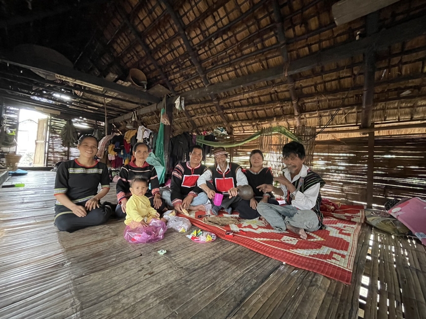 Các thế hệ trong gia đình bà Ksor H&amp;apos;Pem sống hoàn thuận trong căn nhà sàn mái tranh vách tre có tuổi đời gần 50 năm. Ảnh: Vũ Chi