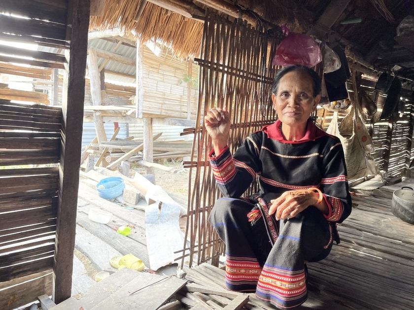 Cũng giống như những căn nhà sàn dài của người Jrai, căn nhà mái tranh vách tre của bà H&amp;apos;Pem có 2 cửa sổ được đan bằng tấm tre nứa nhỏ có thể dịch chuyển để đón ánh mặt trời và những luồng gió mát lành. Ảnh: Vũ Chi