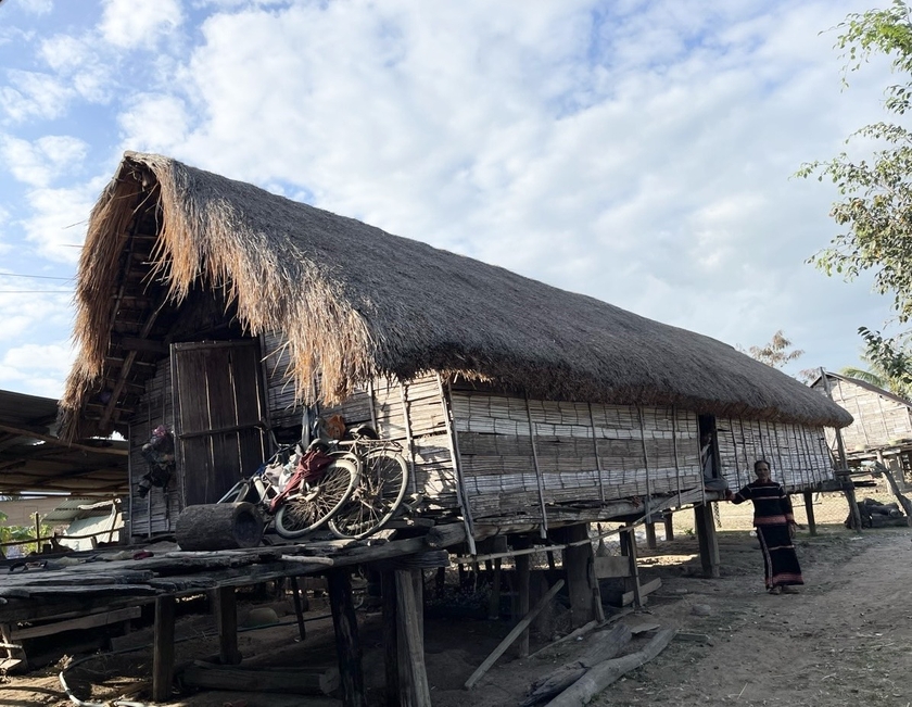 Nhờ được tu bổ thường xuyên nên trải qua gần 50 năm, căn nhà sàn mái tranh vách tre của gia đình bà Ksor H&amp;apos;Pem vẫn khá vững chãi. Ảnh: Vũ Chi