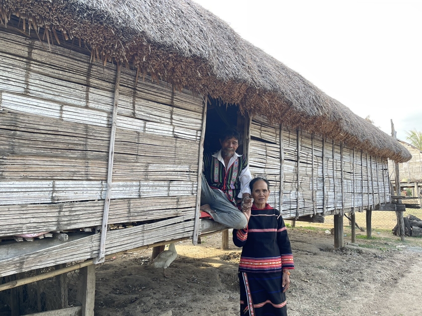 Với gia đình bà Ksor H&amp;apos;Pem (buôn Ling, xã Ia Hiao, huyện Phú Thiện) căn nhà sàn mái tranh vách tre là nơi chất chứa nhiều kỷ niệm của gia đình nên bà không muốn dỡ bỏ. Ảnh: Vũ Chi