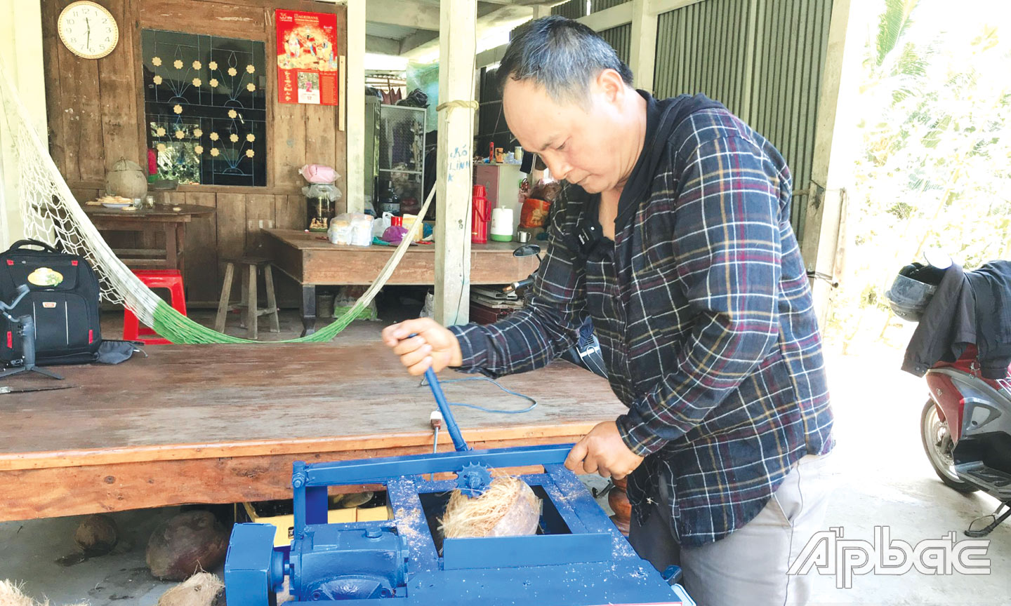 Tiền Giang: Sáng chế thiết bị lột vỏ trái dừa khô tiện dụng Tiền Giang: Sáng chế thiết bị lột vỏ trái dừa khô tiện dụng