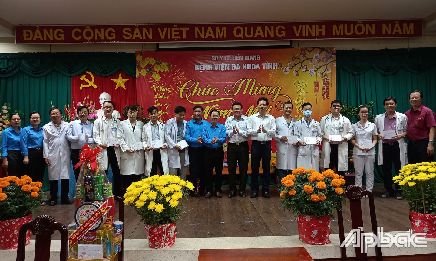 Tiền Giang: Phối hợp chăm lo, bảo vệ quyền lợi người lao động Đoàn lãnh đạo tỉnh và LĐLĐ tỉnh thăm cán bộ, người lao động Bệnh viện Đa khoa tỉnh Tiền Giang làm việc Đêm giao thừa Tết Nguyên đán Quý Mão 2023.