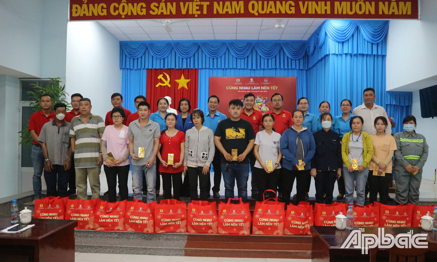 Tiền Giang: Phối hợp chăm lo, bảo vệ quyền lợi người lao động LĐLĐ tỉnh phối hợp với DN tặng quà cho công nhân, lao động khó khăn dịp Tết Nguyên đán 2023.