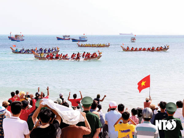 Ninh Thuận:  Đặc sắc lễ hội đua thuyền rồng truyền thống của ngư dân vùng biển