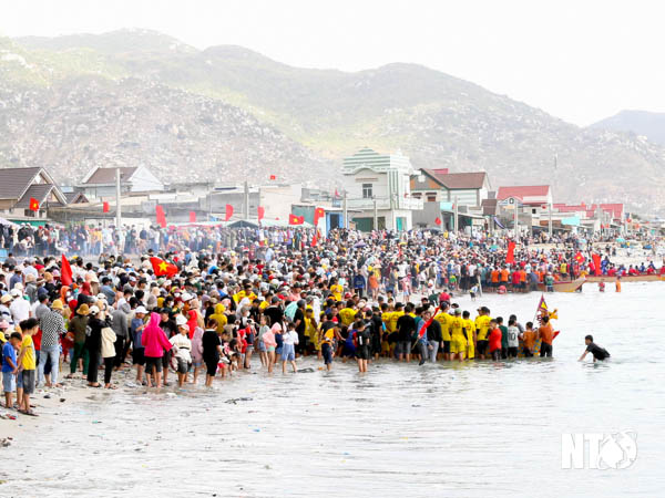 Ninh Thuận:  Đặc sắc lễ hội đua thuyền rồng truyền thống của ngư dân vùng biển
