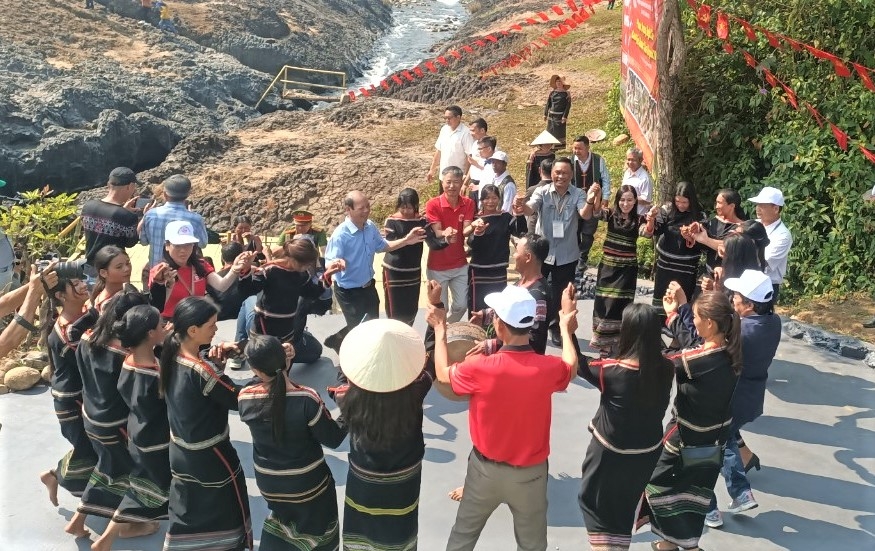 Đắk Lắk: Phục dựng ba nghi lễ truyền thống của người M’nông tại huyện Lắk Người dân và du khách giao lưu văn nghệ tại lễ cúng Bến nước.