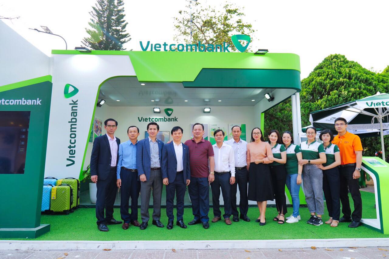 Đắk Lắk: Đồng hành để lan tỏa những giá trị cà phê Buôn Ma Thuột Ông Đặng Hoà Đức (thứ 4, từ trái sang)_ Phó Tổng Giám đốc Ngân hàng TMCP Ngoại thương Việt Nam tham quan gian hàng Vietcombank tại Hội chợ -triển lãm chuyên ngành cà phê