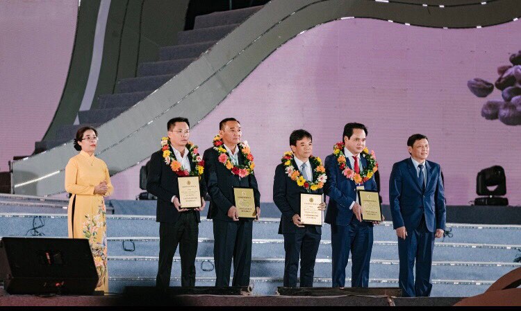 Đắk Lắk: Đồng hành để lan tỏa những giá trị cà phê Buôn Ma Thuột BVinh danh các nhà tài trợ Vàng của Lễ hội Cà phê Buôn Ma Thuột lần thứ 8 năm 2023.