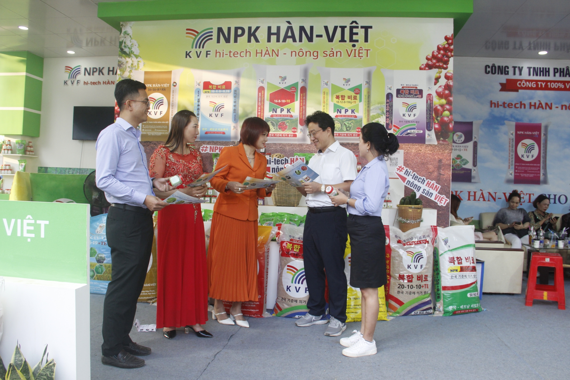 Đắk Lắk: Đồng hành để lan tỏa những giá trị cà phê Buôn Ma Thuột Đại diện Công ty TNHH Phân bón Hàn-Việt đón tiếp đoàn các đại lý của Công ty tham quan gian hàng trưng bày sản phẩm tại Hội chợ- triển lãm chuyên ngành cà phê.