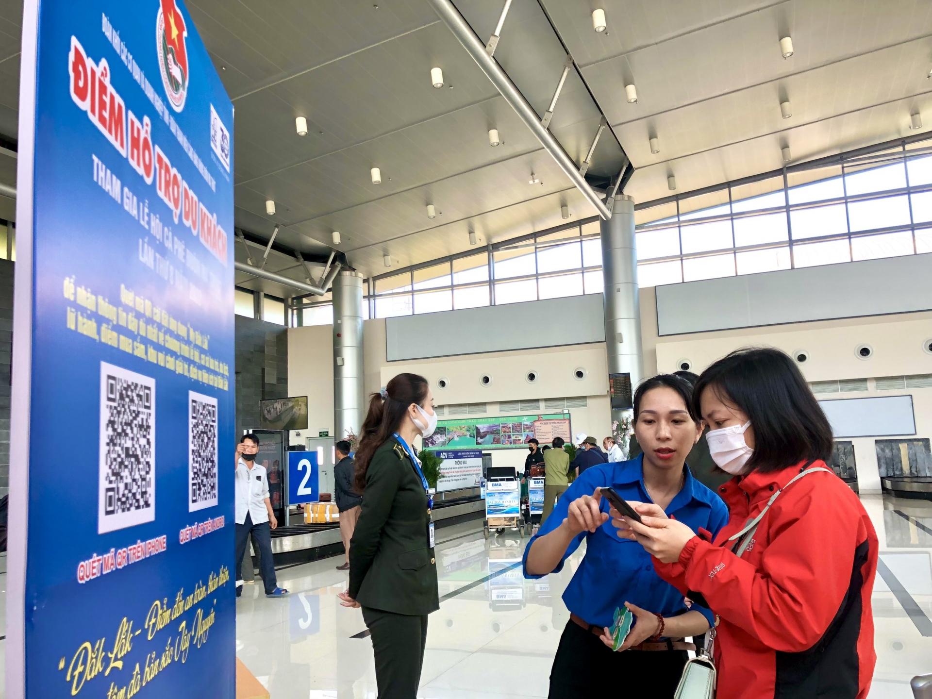 Đắk Lắk: Áo xanh tình nguyện mùa lễ hội Đắk Lắk: Áo xanh tình nguyện mùa lễ hội