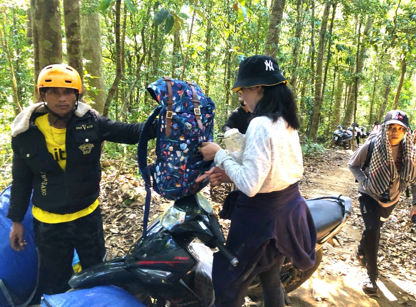 Gia Lai: “Cõng” khách lên ngàn “Cõng” khách lên ngàn ảnh 4