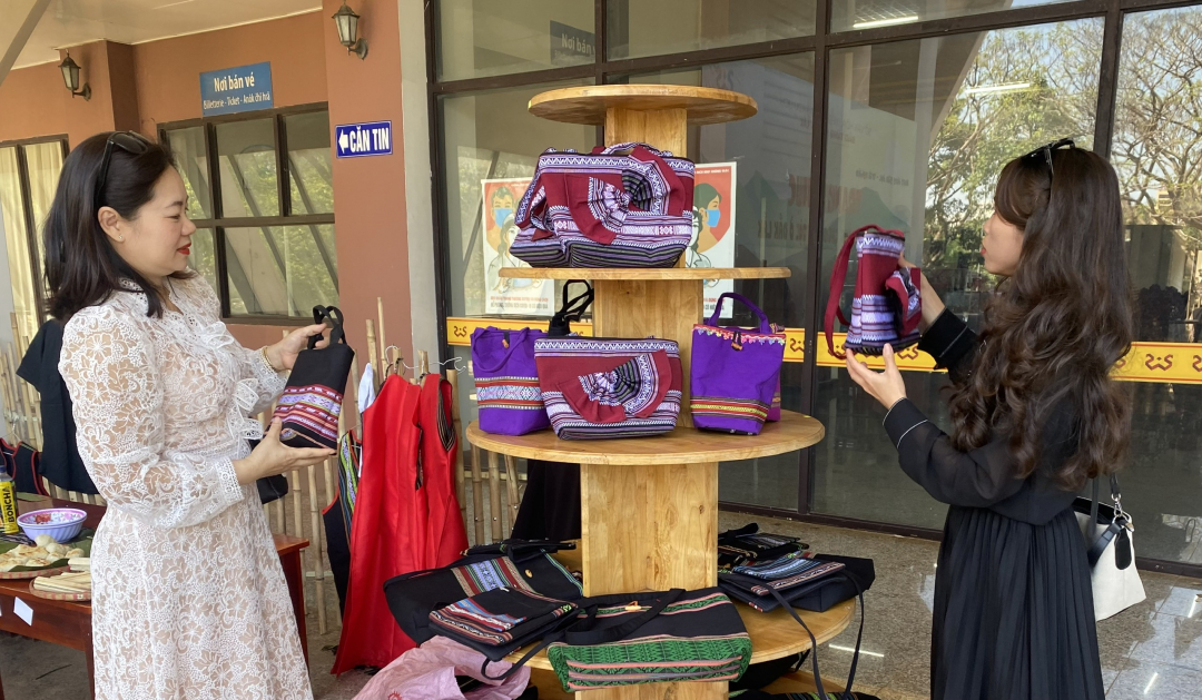 Đắk Lắk: Quảng bá du lịch qua các sản phẩm lưu niệm Đắk Lắk: Quảng bá du lịch qua các sản phẩm lưu niệm