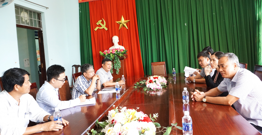 Đoàn giám sát của HĐND tỉnh làm việc với UBND xã Yang Mao.